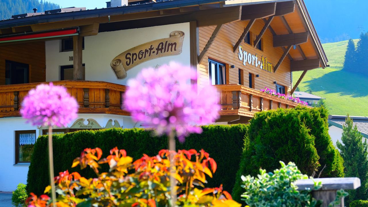 Blumenbracht um die Sport-Alm Blumenbracht um die Sport-Alm